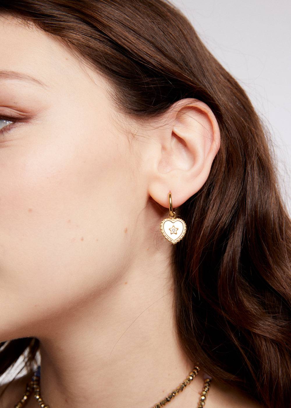 Nalí S.STEEL HOOP EARRINGS W/ WHITE HEART Convenienza