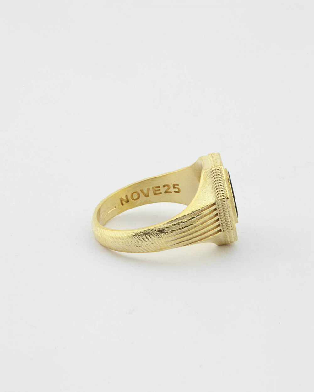 Nove25 ANELLO CHEVALIER OMNIA VINCIT AMOR PLACCATO ORO Pezzi Unici