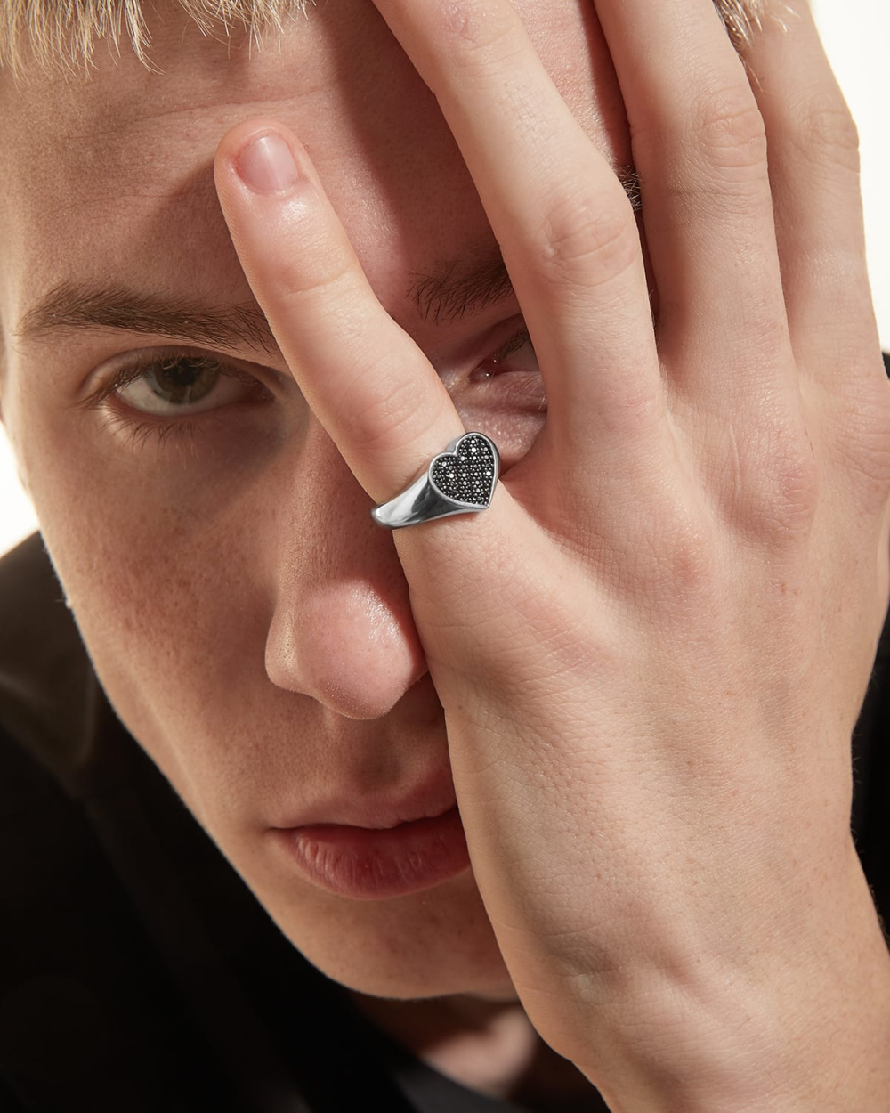 Nove25 ANELLO CHEVALIER CUORE CON BRILLANTE NERO Acquista Ora