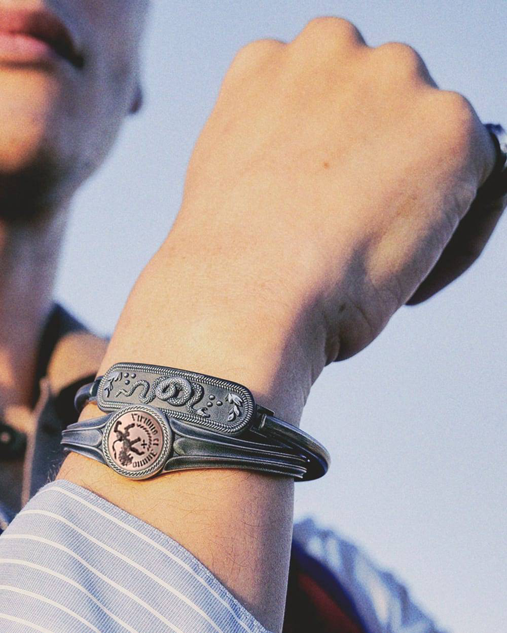 Nove25 BRACCIALE RIGIDO CHEVALIER VIRIBUS ET ANIMO IN ARGENTO Shopping Online