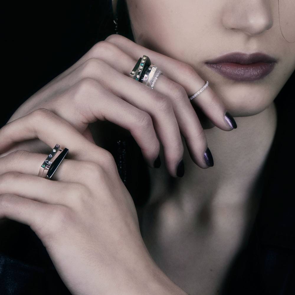 Paola Grande Gioielli CONGIUNZIONI Anello 'Congiunzioni' quadrato in argento rodiato Enormi risparmi