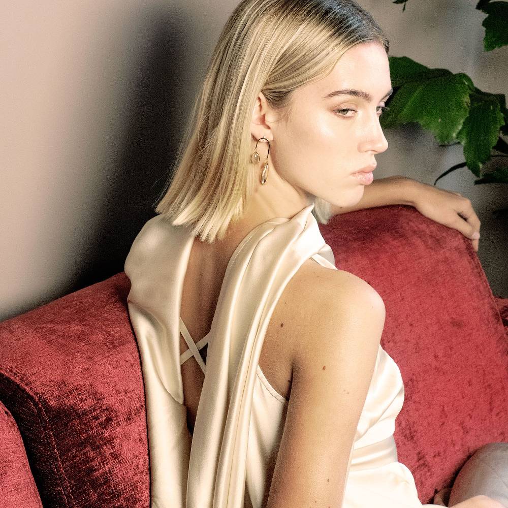 Paola Grande Gioielli AURUM Orecchini 'Amo Curvo' corti oro giallo Prezzo di fabbrica