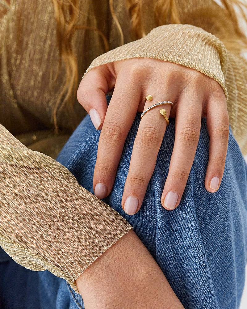 Nanis Anello ad incrocio "DANCING ÉLITE" con boules incise a mano in oro e d – Nanis Italian Jewels Presa