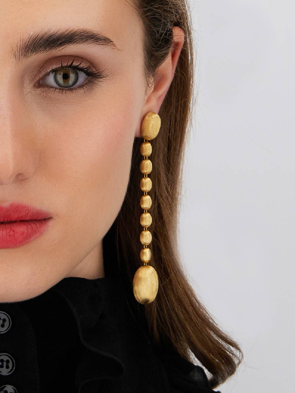 Nanis Orecchini "NUVOLE" con boules degradè grandi in oro incise a mano – Nanis Italian Jewels Pezzi Unici