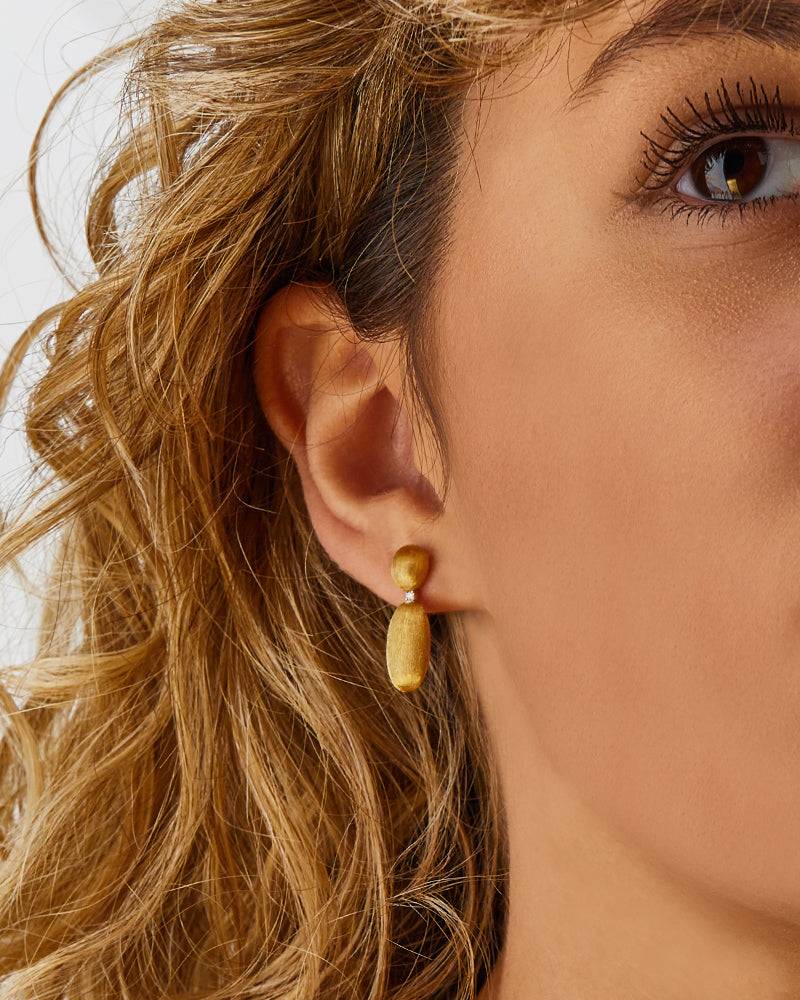 Nanis Orecchini "DANCING ÉLITE" pendenti piccoli incisi a mano in oro e diam – Nanis Italian Jewels Saldi Di Fabbrica