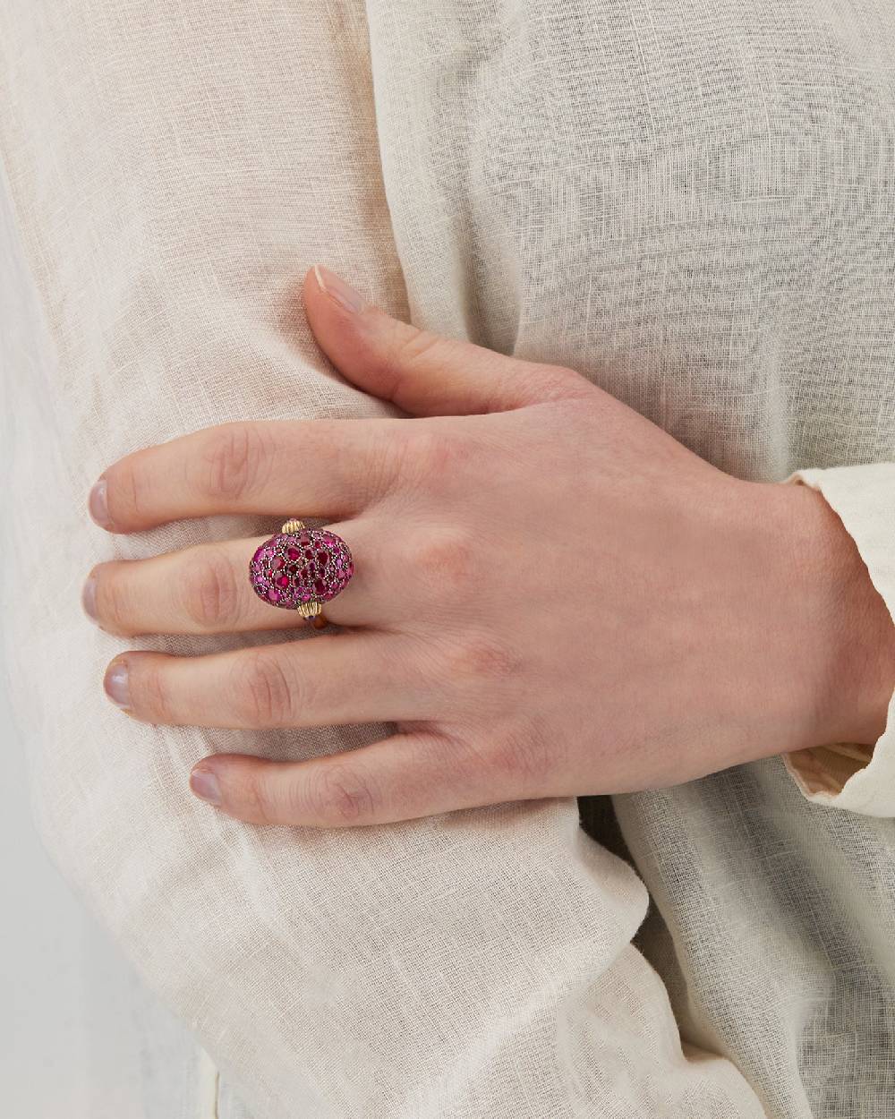Nanis Anello "DANCING REVERSE" double face in oro, zaffiri rosa, rubini, opa – Nanis Italian Jewels Offerta