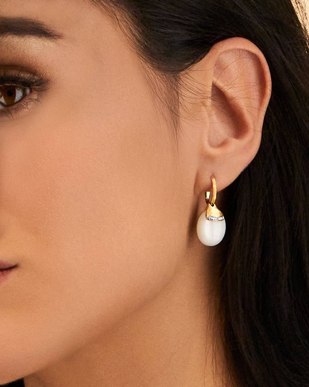 Nanis Orecchini ciliegine "WHITE DESERT" pendenti in oro, pietra di luna e d – Nanis Italian Jewels Nuova